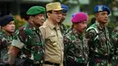 Gubernur DKI Jakarta, Basuki Tjahaja Purnama (kedua kiri) bersama Pangdam Jaya Mayjen Teddy Lhaksmana saat apel gabungan di Makodam Jaya, Rabu (17/2/2016). Apel bentuk kesiapan pengamanan KTT OKI, Maret mendatang. (Liputan6.com/Helmi Fithriansyah)