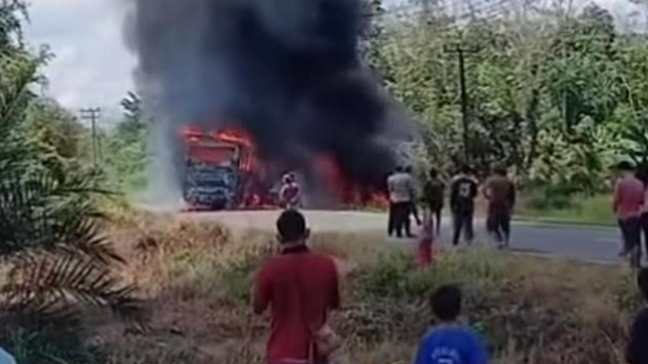 Adu Banteng Bus VS Truk Tangki Terbakar, 6 Penumpang Dikabarkan Meninggal Dunia