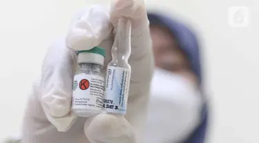 Tenaga kesehatan menunjukkan vaksin meningitis yang sesaat sebelum disuntikkan ke para calon jamaah Haji di Puskesmas Pasar Minggu, Jakarta, Rabu (17/4/2024). (Liputan6.com/Herman Zakharia)