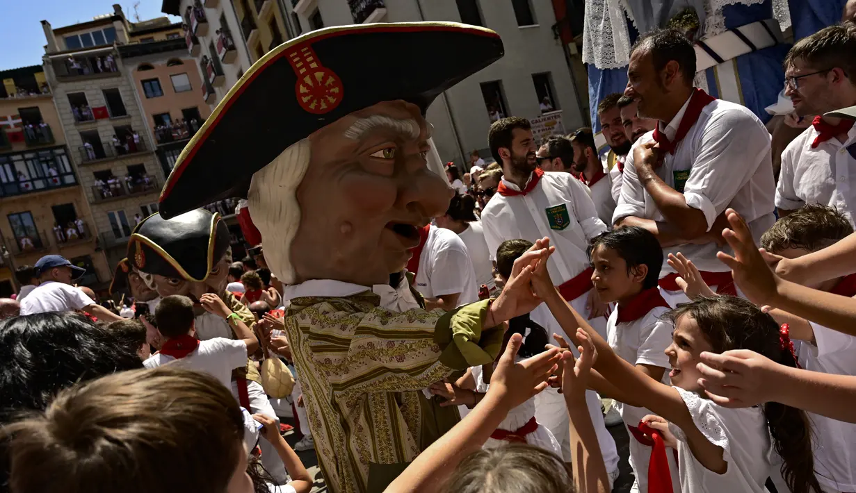 Anggota San Fermin Comparsa menghadiri hari terakhir Festival San Fermin di Pamplona, Spanyol, 14 Juli 2022. Ribuan orang dari seluruh dunia berduyun-duyun ke Pamplona selama sembilan hari setiap tahun untuk bersuka ria dalam pesta tanpa henti pada festival adu banteng yang ditangguhkan selama dua tahun terakhir karena pandemi virus corona COVID-19. (AP Photo/Alvaro Barrientos)