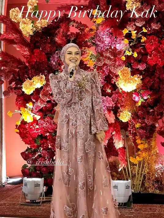 Sementara itu, bintang utama dalam acara ini tampil begitu menawan mengenakan maxi dress berhiaskan bordiran bunga warna pink. [@diahsellina]