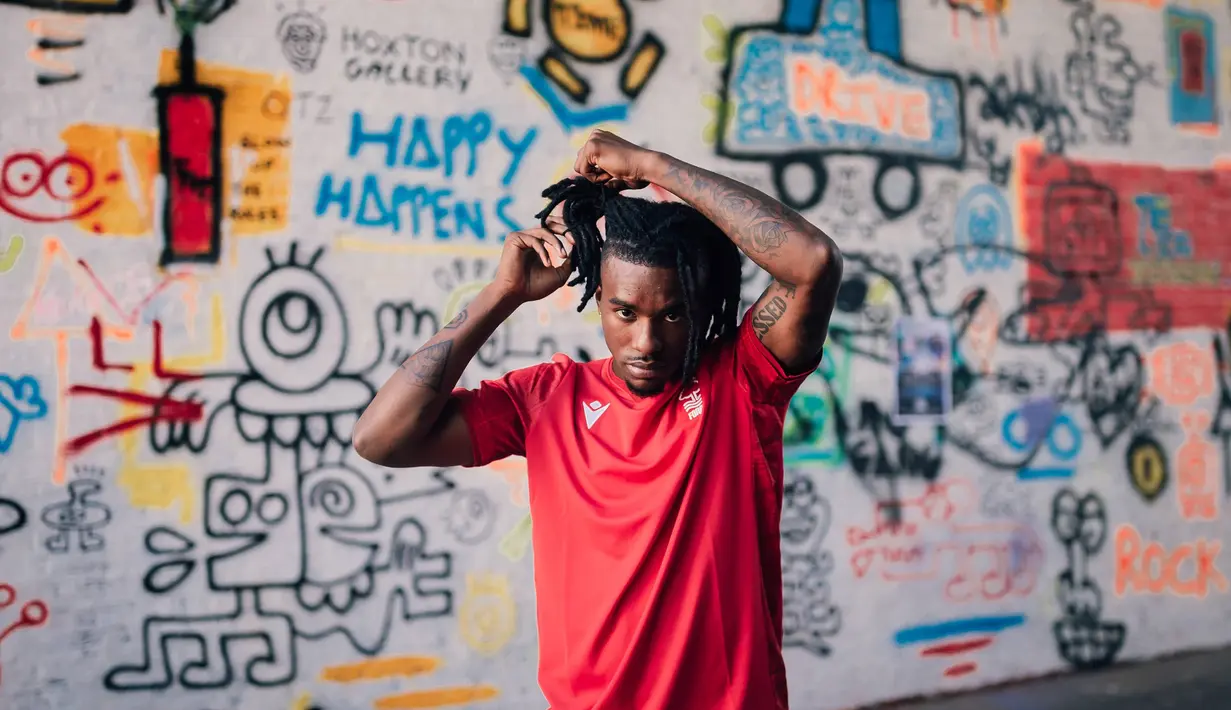 Omar Richards. Bek kiri Inggris berusia 24 tahun ini baru saja didatangkan Nottingham Forest dari Bayern Munchen di awal musim 2022/2023 dengan nilai transfer 8,5 juta euro. Kembali membela klub Inggris serasa pulang kampung bagi pemain yang sebelumnya pernah membela Reading di Liga Inggris ini. Namun ia harus bersabar untuk kembali berlaga di Liga Inggris akibat mengalami patah tulang kaki saat menjalani laga pramusim. (nottinghamforest.co.uk)