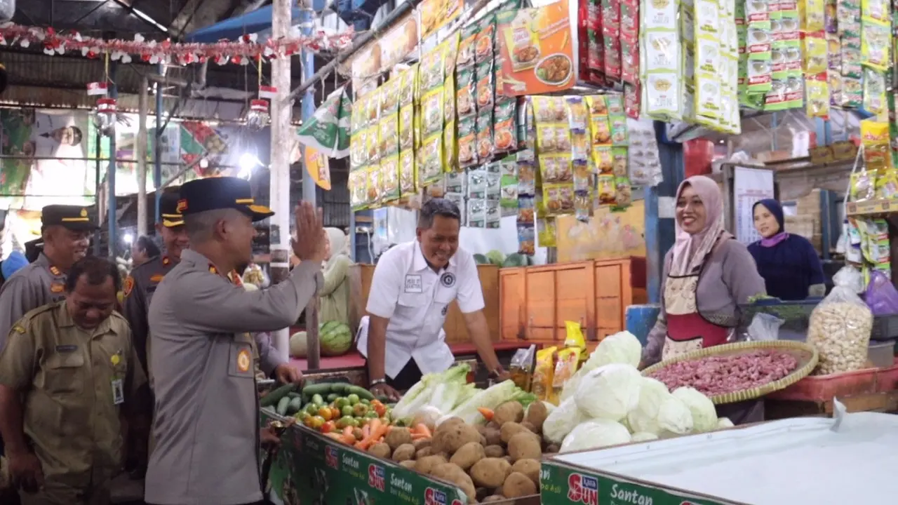 Stagas Pangan Pemalang mengecek ketersediaan dan harga bahan pangan jelang lebaran 2025. (Foto: Liputan6.com/Polres Pemalang)