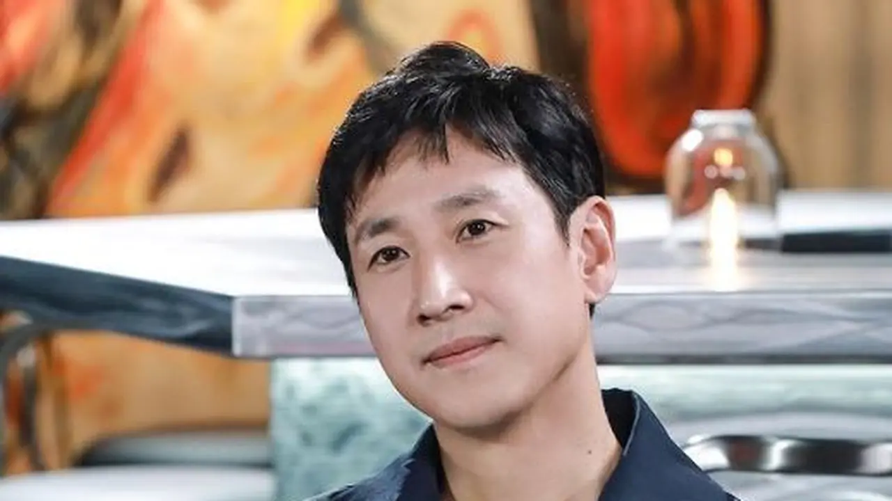 6 Potret Kenangan Lee Sun Kyun, Bintang Parasite yang Meninggal di Umur 48 Tahun