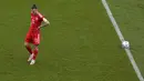 Bintang Timnas Wales, Gareth Bale, terlihat pasrah usai timnya dikalahkan Iran pada menit akhir. Kesempatan Wales lolos dari fase grup pun sangat kecil karena baru mengumpulkan satu poin dari dua laga yang sudah dijalani. (AP Photo/Manu Fernandez)
