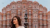 Febby Rastanty sedang menikmati keindahan Hawa Mahal di India (Dok.Instagram/@febbyrastanty/https://www.instagram.com/p/B7Sj0qyHRyc/Komarudin)