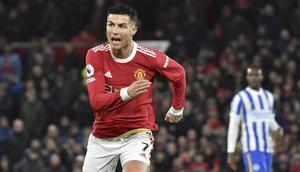 Usai turun minum, MU meningkatkan agresifitas permainan. Hasilnya, Cristiano Ronaldo sukses memecah keriuhan publik Old Trafford di menit ke-51. CR7 berhasil memanfaatkan umpan Scott McTominay menjadi gol pembuka. (AP/Rui Viera)