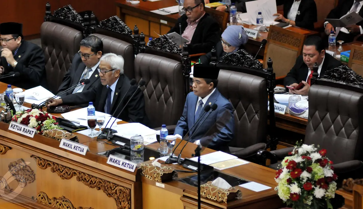 Wakil Ketua DPR Agus Hermanto (kedua kanan) disaksikan Ketua DPR Ade Komarudin (kanan) memimpin Rapat Paripurna ke-23 DPR masa persidangan IV tahun sidang 2015-2016 di Kompleks Parlemen, Senayan, Jakarta, Rabu (6/3). (Liputan6.com/Johan Tallo)