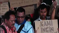 Sejumlah eks anggota Gafatar berunjuk rasa di posko pengungsian di Pembekalan Angkutan Daerah Militer (Bekangdam) XII/Tanjungpura, Kalimantan Barat. (Liputan6.com/Raden AMP)