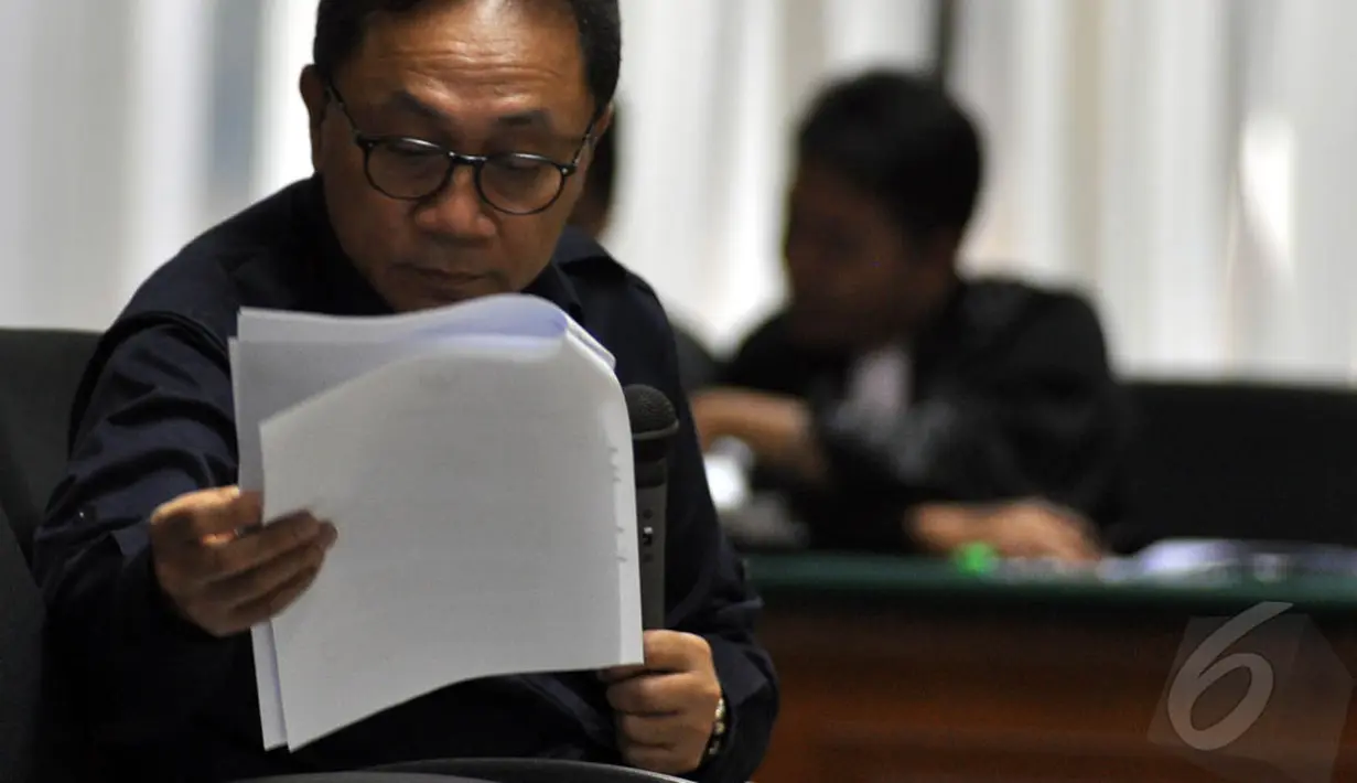 Ketua MPR, Zulkifli Hasan saat bersaksi di Pengadilan Tipikor, Jakarta, Senin (5/1/2015). (Liputan6.com/Miftahul Hayat)