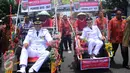 Senyum sumringah Hendar Prihadi dan Hevearita Gunaryanti saat di arak dengan becak usai pelantikan di Semarang , Rabu (17/2). 17 pasangan kepala daerah diambil sumpah jabatan masing-masing untuk daerah Jawa Tengah. (Liputan6.com/Gholib)
