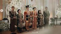 Sandal Hermes Iriana Jokowi di Pernikahan Kaesang Pangarep-Erina Gudono Kembali Jadi Sorotan.&nbsp; foto: Instagram @thebridestory