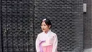 Prilly juga mencoba menyewa baju tradisional Korea. "City tour mencoba pakaian Hanbook di Insadong dan menikmati last autumn sebelum akhirnya turun salju pertama di Korea hari Sabtu kemarin," ucap Prilly antusias. (Instagram/prillylatuconsina96)