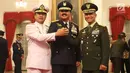 Marsekal Hadi Tjahjanto (tengah) foto bersama dengan KSAL  Laksamana, Ade Supandi (kiri) dan KSAD Jenderal Mulyono usai upacara pelantikan sebagai Panglima TNI di Istana Negara, Jakarta, Jumat (8/12). (Liputan6.com/Angga Yuniar)