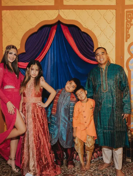 Di tengah kemeriahan ulang tahun Nia Ramadhani, penampilan putrinya, Mikhayla juga jadi sorotan [@ramadhaniabakrie]