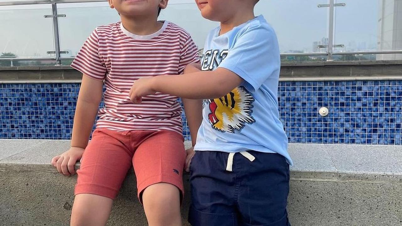 Imut dan menggemaskan, dua bocah ini dijuluki warganet sebagai versi 'kemasan sachet' Raffi Ahmad dan Irwansyah, dengan wajah perpaduan manis Nagita Slavina dan Zaskia Sungkar.<br>