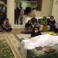 Ashanty dengan busana serba hitam sedang memandang wajah ibunda tercinta yang sudah meninggal. (Instagram @melyramadhani)