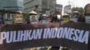 Aktivis lingkungan Wahana Lingkungan Hidup Indonesia (Walhi) berunjuk rasa terkait kebakaran hutan dan lahan (karhutla) di kawasan Tosari, Jakarta, Jumat . 14 Agustus 2026/ (KLY/ Arie Basuki)