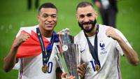 Prancis menjadi kampiun UEFA Nations League 2021 usai membungkam Spanyol 2-1 dalam laga final, Sabtu (10/10/2021). Tercatat ada 5 pemain kunci yang tampil apik dan akhirnya memukul balik Spanyol yang sempat unggul satu gol lebih dahulu. Simak ulasannya. (AFP/Franck Fife)