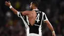 Baju pemain Juventus, Mehdi Amine Benatia sobek akibat duel kontra Atalanta pada lanjutan Serie A di Allianz Stadium, Turin, (14/3/2018). Juventus menang 2-0. (AFP/Marco Bertorello)