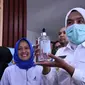 Wawako Palembang Fitrianti Agustinda menunjukkan bahan pembuatan hand sanitizer, yang akan dibagikan ke warganya (Dok. Humas Kominfo Palembang / Nefri Inge)