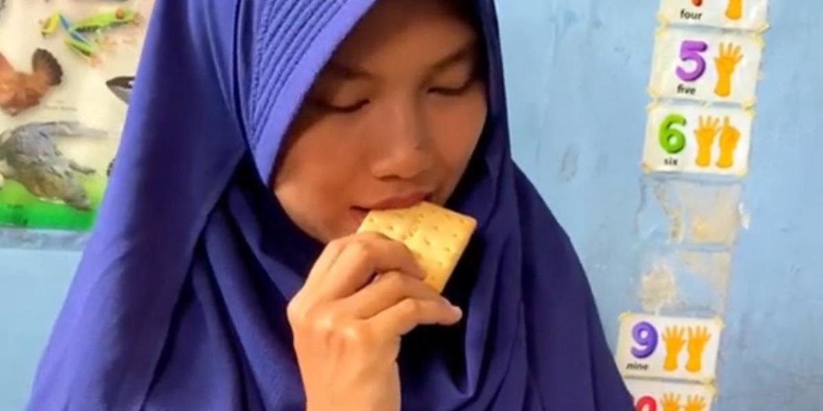 "Nggak nyangka. Iseng sih lihat, penasaran kayaknya tuh enak. Nggak nyangka sampe didatengin ke rumah," ungkap Elen sambil tersenyum bahagia.