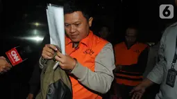 Chandra Safari dan Hendra Wijaya, pihak swasta penyuap Bupati Lampung Utara, mengenakan rompi oranye usai menjalani pemeriksaan di Gedung KPK, Jakarta, Selasa (8/10/2019). Selain Bupati Lampung Utara, lima orang lain juga turut ditetapkan sebagai tersangka. (merdeka.com/Dwi Narwoko)