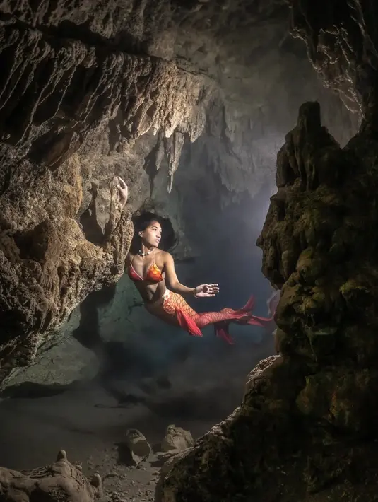 Nikita sendiri berprofesi sebagai freediver yang juga menjadi seorang mermaid. Ia kerap menghibur pengunjung terutama anak-anak dengan aksinya jadi putri duyung. [Instagram @nikitafima]