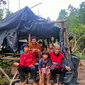 Mat Atam sekeluarga, merupakan bagian dari Suku Anak Dalam (SAD) Batin Sembilan yang masih melakukan pola nomadden di dalam Hutan Harapan (Liputan6.com / Nefri Inge)