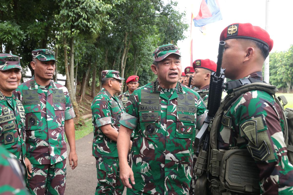 Kasad Jenderal TNI Maruli Simanjuntak di Markas Kopassus, Cijantung, Rabu (12/11/2025), saat meninjau kesiapan sekaligus melepas Tim Tembak TNI AD yang akan berlaga pada ajang ASEAN Army Rifle Meet (AARM) ke-33 Tahun 2025 di Singapura.