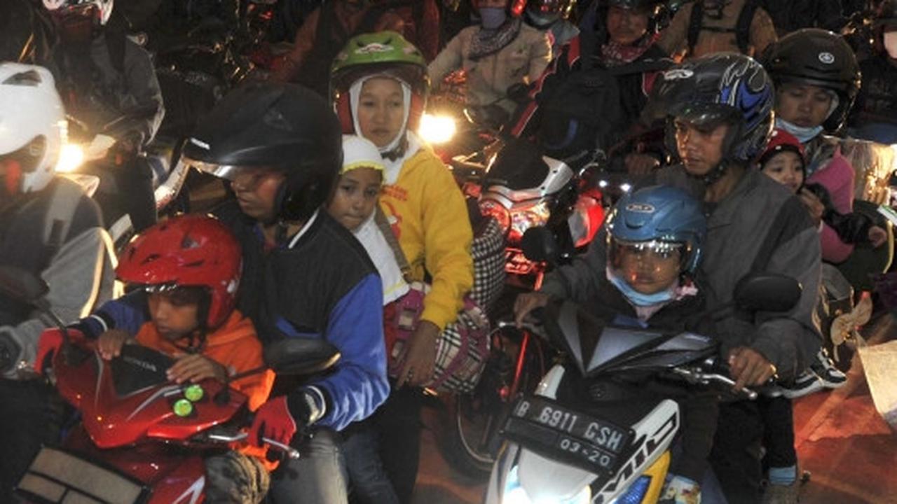 Potret lelah anak-anak pemudik sepeda motor