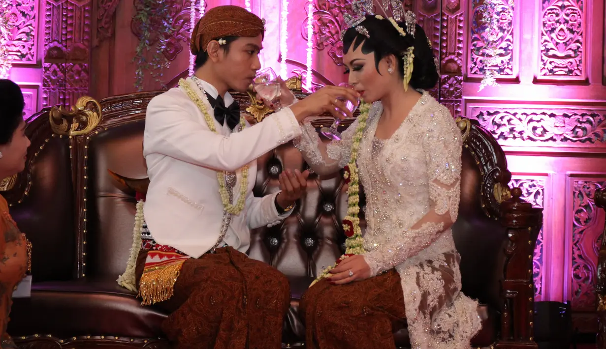Romantisnya Gibran dan Selvi saat prosesi dulangan. (Galih W. Satria/Bintang.com)
