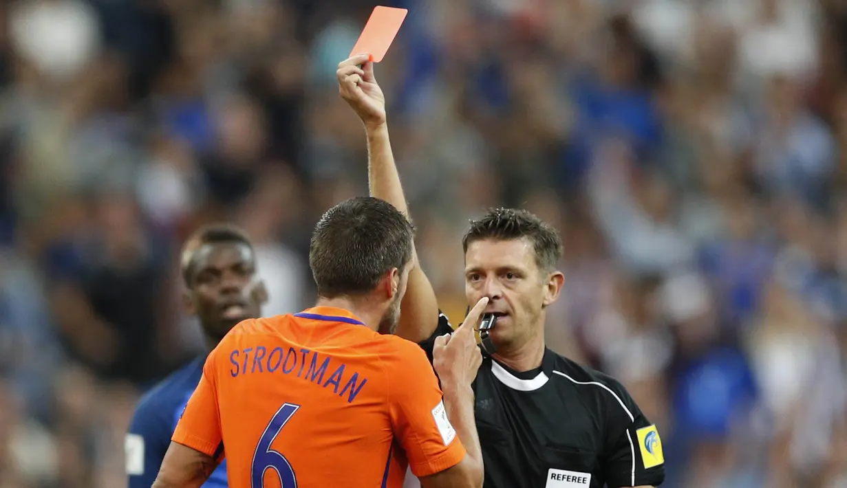 Pemain Belanda, Kevin Strootman menerima kartu merah dari wasit Gianluca Rocchi saat melawan Prancis pada kualifikasi Piala Dunia 2018 Grup A di Stade de France stadium, Saint-Denis, (31/8/2017). Prancis menang 4-0. (AP/Christophe Ena)