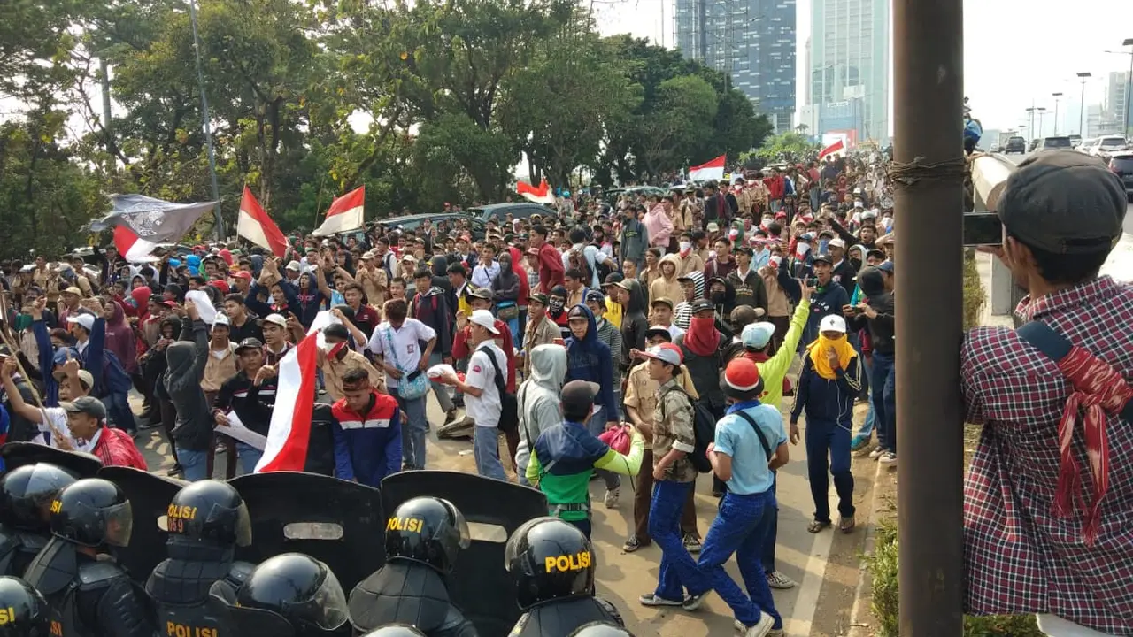 Demo massa berseragam putih abu-abu dan pramuka terjadi di kawasan Palmerah, Jakarta Pusat
