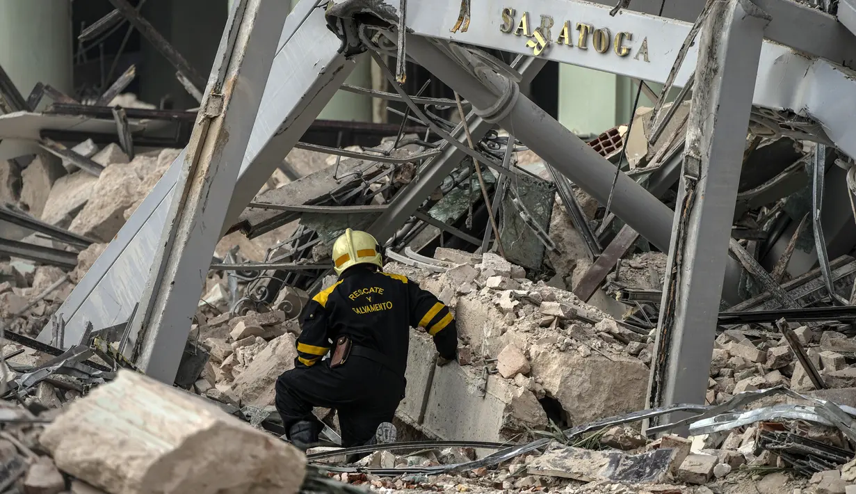 <p>Seorang anggota tim penyelamat mencari korban pada lokasi ledakan mematikan yang menghancurkan Hotel Saratoga di Havana, Kuba, 6 Mei 2022. Ledakan kuat yang diduga disebabkan oleh kebocoran gas alam menewaskan 18 orang dan melukai puluhan orang. (AP Photo/Ramon Espinosa)</p>
