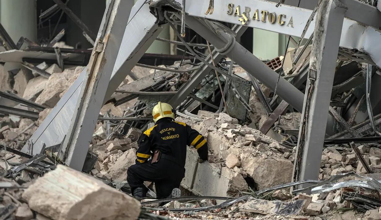 <p>Seorang anggota tim penyelamat mencari korban pada lokasi ledakan mematikan yang menghancurkan Hotel Saratoga di Havana, Kuba, 6 Mei 2022. Ledakan kuat yang diduga disebabkan oleh kebocoran gas alam menewaskan 18 orang dan melukai puluhan orang. (AP Photo/Ramon Espinosa)</p>