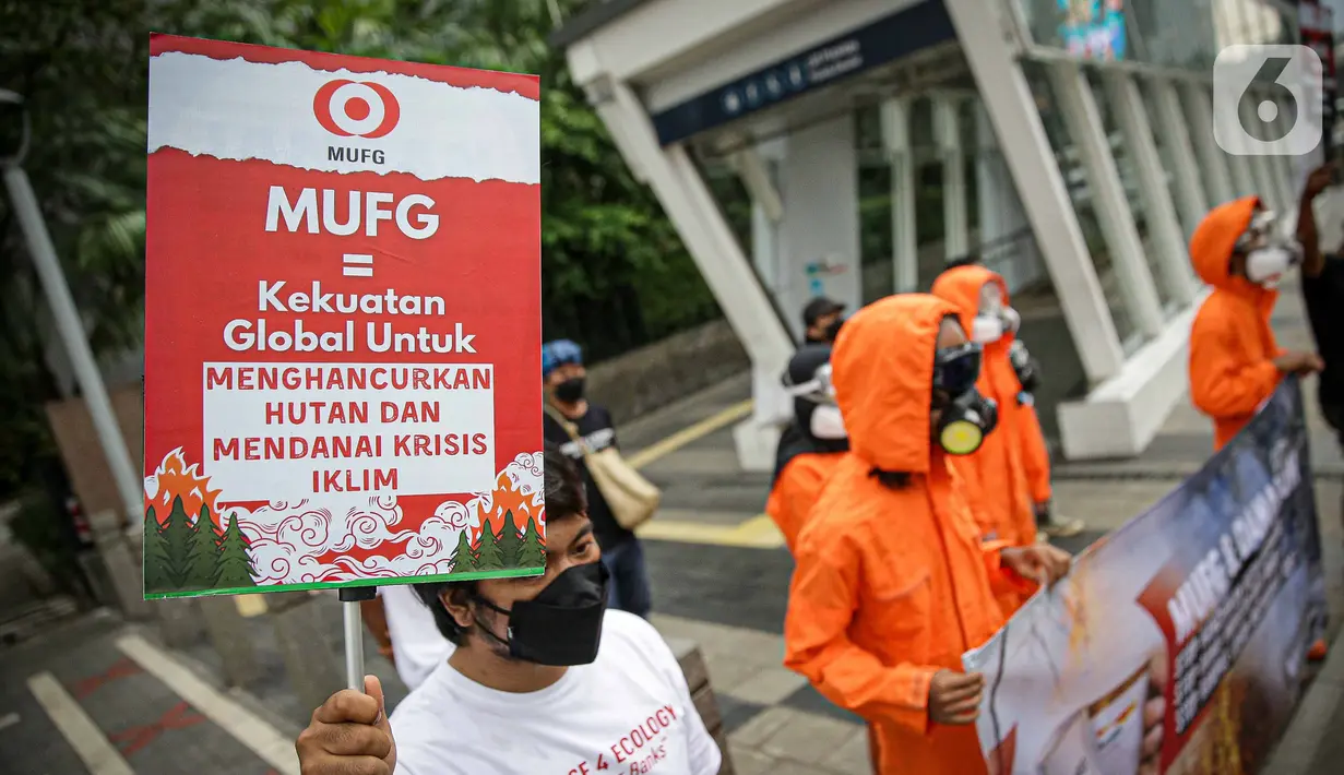 Sejumlah orang tergabung dari masyarakat sipil menggelar aksi di depan Gedung MUFG, Jakarta, Selasa Senin (5/4/2021). Dalam aksinya mereka menuntut Bank MUFG dan Danamon bertanggung jawab terhadapat kerusakan Hutan, Krisis Iklim dan Pelanggaran HAM di Indonesia. (Liputan6.com/Faizal Fanani)