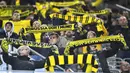 Suporter saat menyaksikan pertandingan antara SC Freiburg melawan Borussia Dortmund pada laga Bundesliga, Sabtu (3/10/2020). Sejumlah liga di Eropa telah mengijinkan fans menonton langsung pertandingan di stadion. (AP Photo/Martin Meissner)