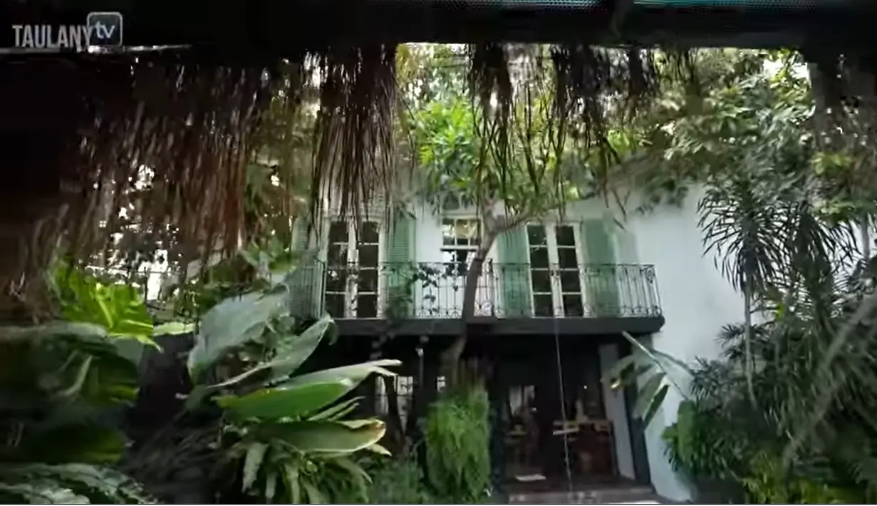 Sekeliling rumah pasangan yang telah dikaruniai tiga orang anak itu juga dikelilingi taman hingga sayuran. Tidak hanya pohon kecil, tapi juga ada pohon mangga yang tidak ditebang hingga tingginya melewati lantai dua. [YouTube/TAULANY TV]
