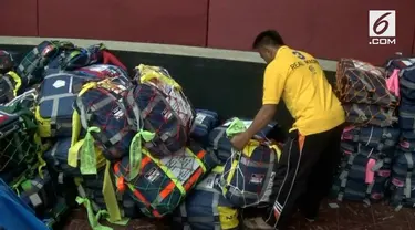 Cara unik dilakukan para calon haji asal Blitar, Jawa Timur. Mereka mengecat koper milik mereka agar tak tertukar dengan calon haji lain.