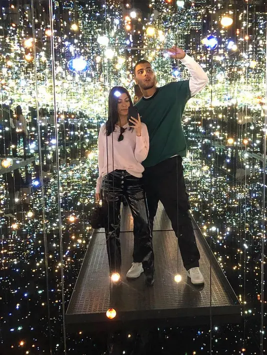 Kourtney Kardashian dan Younes Bendjima pun tak ragu untuk membagikan kebahagiaan mereka pada para followers di Instagram. (instagram/kourtneykardash)