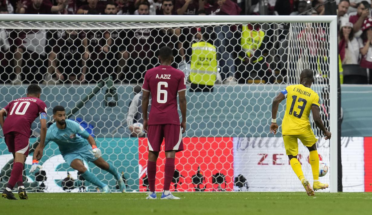 Enner Valencia pun sukses mencetak banyak rekor berkat dua gol tersebut. Terkait dengan laga pembuka di Piala Dunia 2022, ia sukses menjadi pencetak gol pertama, gol penalti pertama, dan brace pertama. Bahkan ia juga menjadi pemain pertama yang golnya dianulir sebelum akhirnya sukses menjaringkan dua gol. (AP/Natacha Pisarenko)