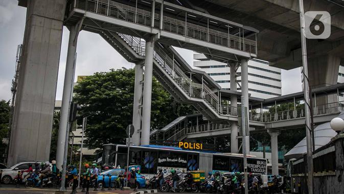 Kendaraan melintas di bawah halte Transjakarta CSW di Jalan Sisingamangaraja, Jakarta, Rabu (15/1/2020). Pemprov DKI akan mendesain ulang halte ini untuk nantinya terintegrasi dengan MRT Stasiun ASEAN dan bus Transjakarta yang direncanakan berlangsung pada Januari 2020. (Liputan6.com/Faizal Fanani)