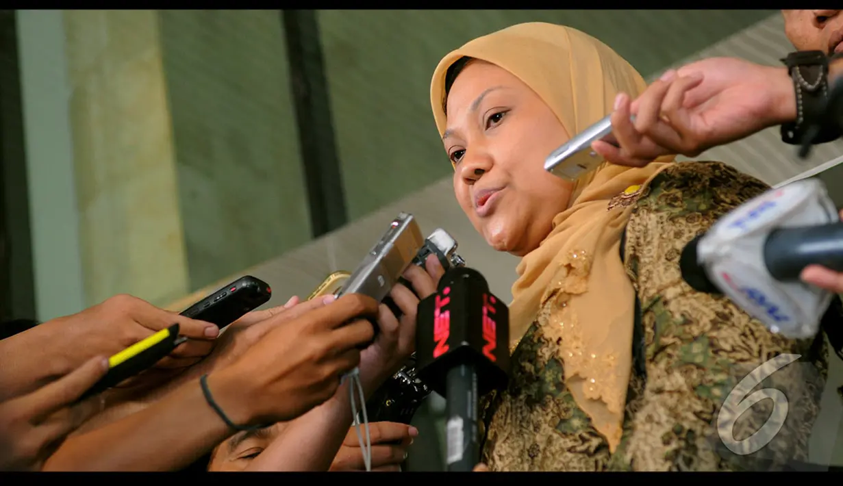 Ida Fauziah mengenakan jilbab berwarna coklat muda saat mendatangi KPK. Ia lebih memilih irit bicara saat meninggalkan gedung KPK, Jakarta, Senin (18/08/2014) (Liputan6.com/Faisal R Syam)