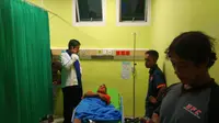 Winger lincah Semen Padang, Riko Simanjuntak mendapatkan perawatan di rumah sakit Ibnu Sina setelah terluka karena lemparan batu oknum suporter Persegres GU ke bus tim. (Bola.com/Fahrizal Arnas)