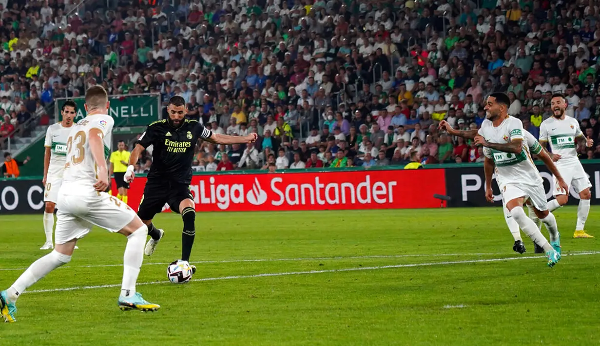 Pemain Real Madrid Karim Benzema (kedua kiri) mencetak gol ke gawang Elche pada pertandingan sepak bola La Liga Spanyol di Stadion Martinez Valero, Elche, Spanyol, 19 Oktober 2022. Real Madrid mengalahkan Elche dengan skor 3-0. (AP Photo/Alberto Saiz)