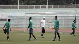 Pelatih Alfred Riedl memimpin sesi latihan Timnas Indonesia di Stadion Rizal Memorial Commissions, Manila, (23/11/2016).  (Bola.com/Nicklas Hanoatubun)