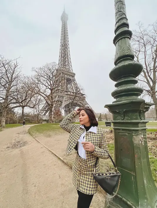 Bergaya Parisian ala Prilly, bisa padukan set tweed blazer dengan kemeja dan turtleneck top. [@prillylatuconsina96]
