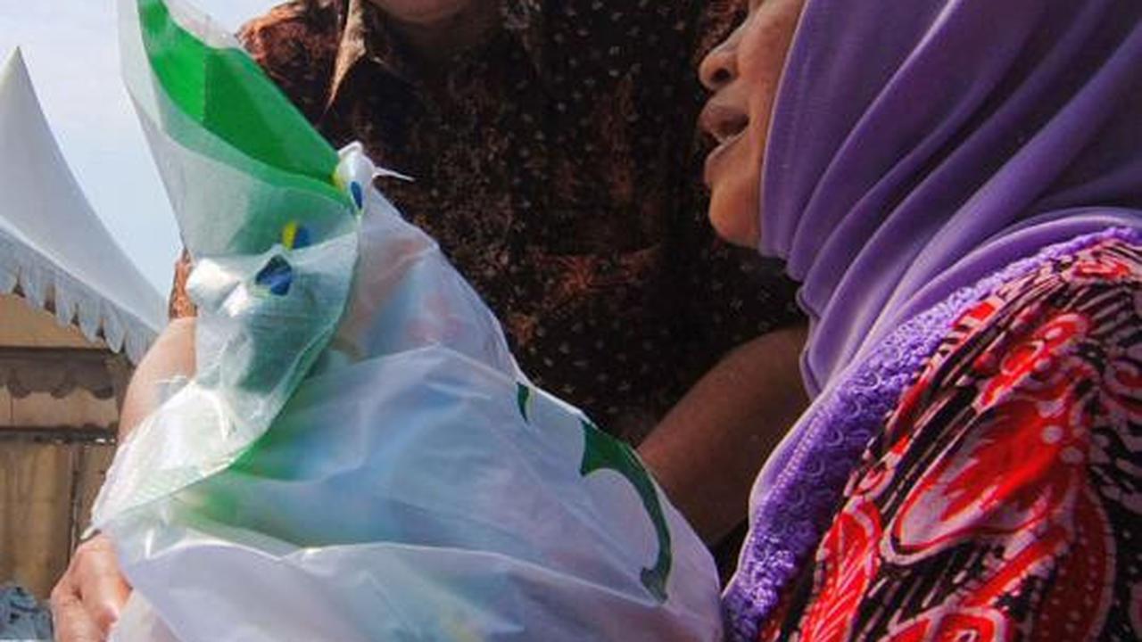 Warga Rusun Koja serbu sembako murah