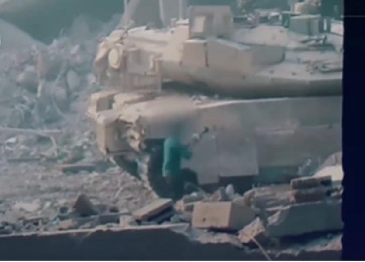 Rekaman Video Brigade Al-Qassam Permalukan Israel, dengan Santai Letakkan Bom di Tank Zionis Tanpa Terdeteksi lalu Meledak